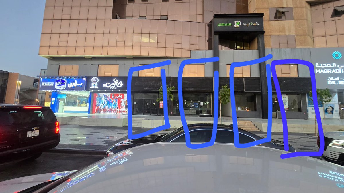 Bin_jamil_'s tweet photo. ما أراه في شارع الامير تركي (الشارع التجاري الأكثر حيوية في مدينة الخبر قاطبة) محزن للغاية، محال تجارية فارغة، وأخرى معروضة للتقبيل، وأخرى على وشك الإقفال والمغادرة.  الكثير من المطاعم والمقاهي في الأماكن الحيوية أصبحت تعاني في ظل تلك الإيجارات الفلكية و تدني القدرة الشرائية لدى الشريحة الأكبر في مجتمع المنطقة الشرقية وكثير من مناطق المملكة بكل أسف. 

نصيحة محب تخص المستجدين في السوق على وجه الخصوص، إن لم تكن ملاءتك المالية على درجة كبيرة من الأمان، فتجنب تلك المواقع بها تقليل كبير من المخاطر لمشروعك. اعرف عدداً من رجال الأعمال إستطاع الكثير منهم فتح مشاريع بأكثر من مليوني ريال وعجز نهاية العام عن تسديد إيجار منشأته بكل أسف وهو لا يتجاوز 15% من تكلفة المشروع. السوق به خير، ولكن إستشارة الخبراء مرة وإثنتان و ثلاث لمشروعك او توسعك قد، وأكرر قد تقي مصارع السوء.