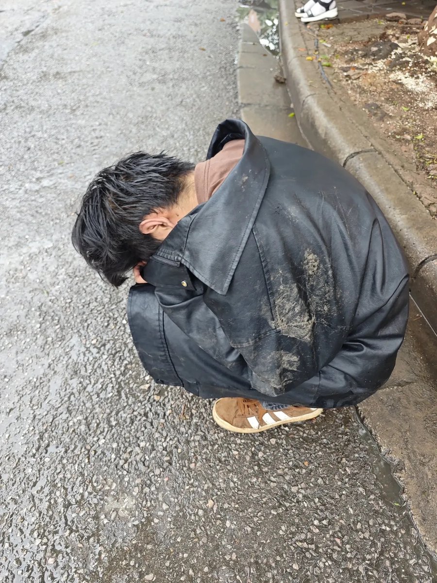 ChaotikDSJS's tweet photo. A stranger helped me fix my flat bike tire in the rain today when I was rushing to my interview—small kindness that turned my whole day around. https://t.co/I6YjuEnrwf
