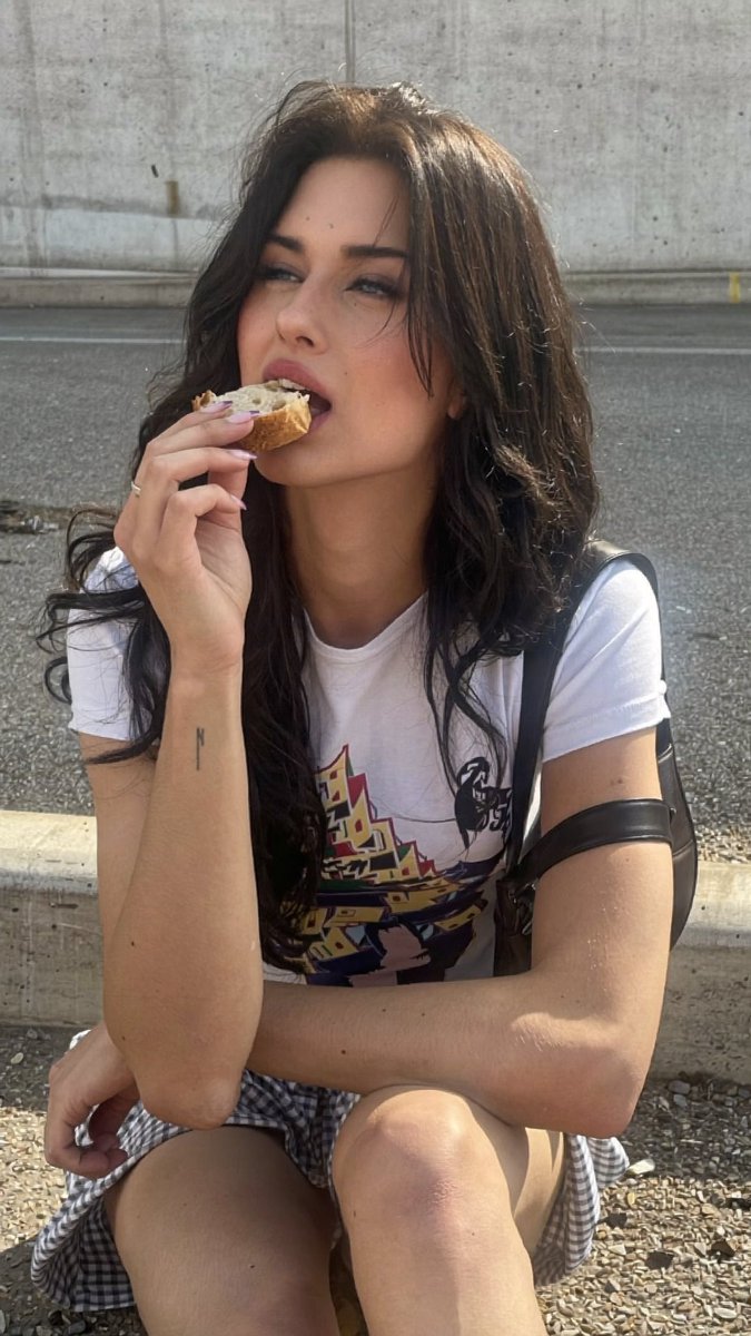 justagirlsam's tweet photo. Trans girl eating bread on a curb and still the most interesting person on the street… do you agree? 🏳️‍⚧️ https://t.co/f6j6RB8Ut9