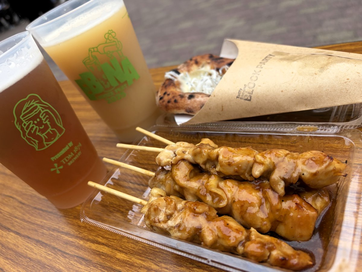 Mee_Matatabi's tweet photo. 昨日は、海老名中央公園で開催された「EBINA BOOZE FEST 2026」へ🍻
なんとか雨が本降りになる前に、美味しい一杯に辿りつくことができました😌
🍺MIURA COAST IPA
🍺ほっぷにゃー
のお相手には、うぶちゃんの焼き鳥＆TOTTYのピザという地元のスターたちをご指名✨
次回の開催も楽しみにしてまっせー🙏 https://t.co/70tYwP61wL