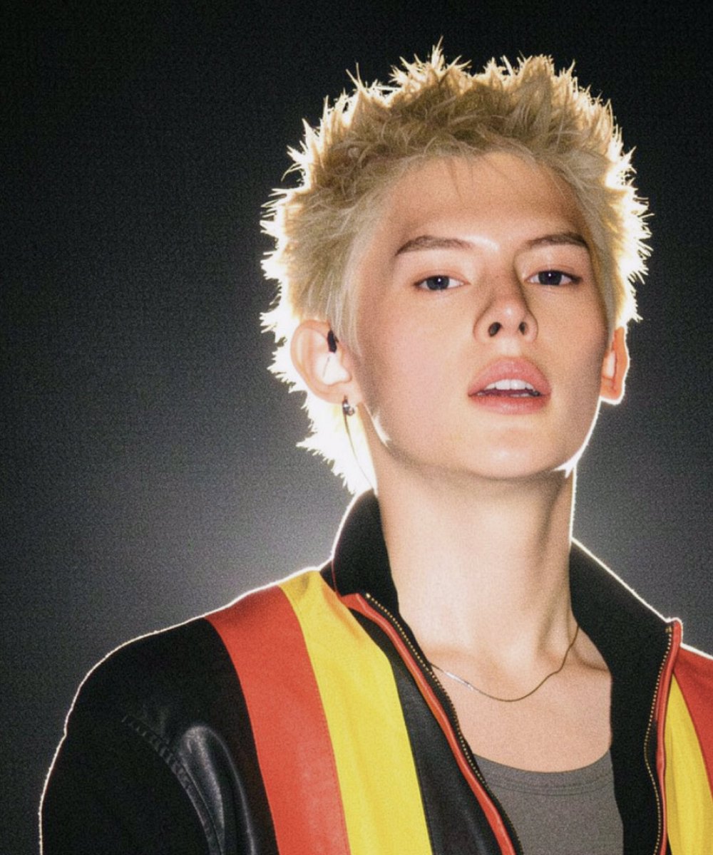 yulivsaoirse's tweet photo. james’ iconic for a reason #JAMES #제임스 https://t.co/4HHaEhfaKt