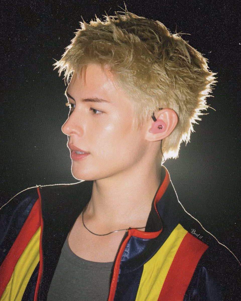 yulivsaoirse's tweet photo. james’ iconic for a reason #JAMES #제임스 https://t.co/4HHaEhfaKt