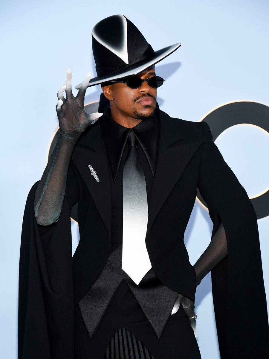 TheCut's tweet photo. Me when I get a fresh set. 💅 Jeremy Pope, co-producer of the Broadway revival, ‘CATS: The Jellicle Ball,’ arrives at the 2026 #TonyAwards in a very ~ Dracula but make it black-tie ~ look. Keep up with all the best, worst, and weirdest fashion of the night: https://t.co/jS5TzrzZIO
