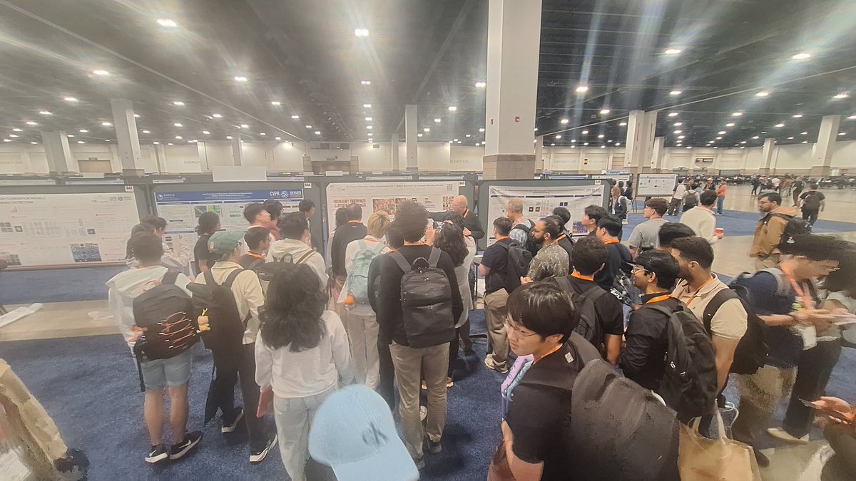 jacklangerman's tweet photo. Absolutely packed at 
It’s Never Too Late: Noise Optimization for Collapse Recovery in Trained Diffusion Models
tldr: recover diversity in trained

T2I diffusion models w/o retraining by optimizing noise latents directly

#CVPR2026
@annekharrington @ASophiaKoepke @ShyamgopalKart1 https://t.co/wUAc1Pf1wE