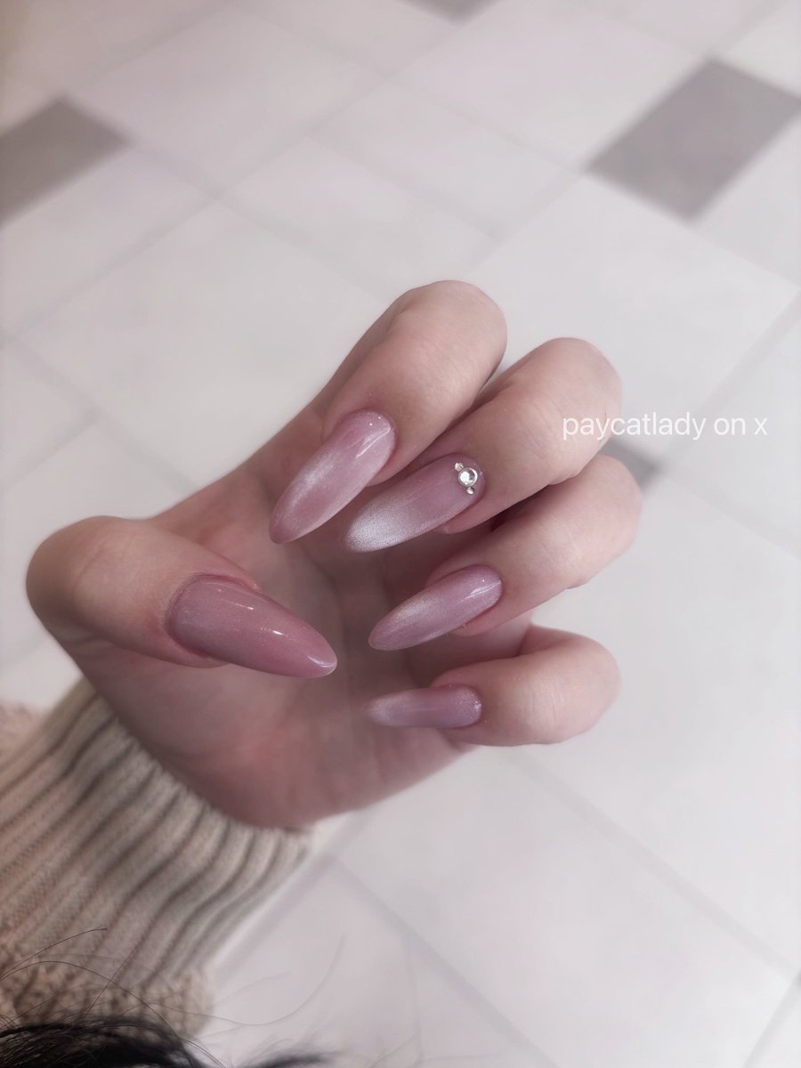 paycatlady's tweet photo. i love my new princess nails :3 https://t.co/lONOvU4j4R