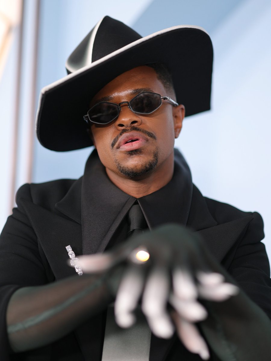 TheCut's tweet photo. Me when I get a fresh set. 💅 Jeremy Pope, co-producer of the Broadway revival, ‘CATS: The Jellicle Ball,’ arrives at the 2026 #TonyAwards in a very ~ Dracula but make it black-tie ~ look. Keep up with all the best, worst, and weirdest fashion of the night: https://t.co/jS5TzrzZIO