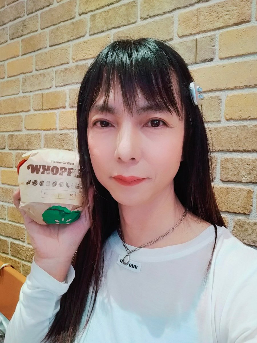 seven__sense's tweet photo. 二日酔い カロリー気にせず いざ勝負👧🍔✌ シャドウボクシングしたのでカロリーはゼロだと信じてる👧🥊笑 https://t.co/EBc0UfUGk7