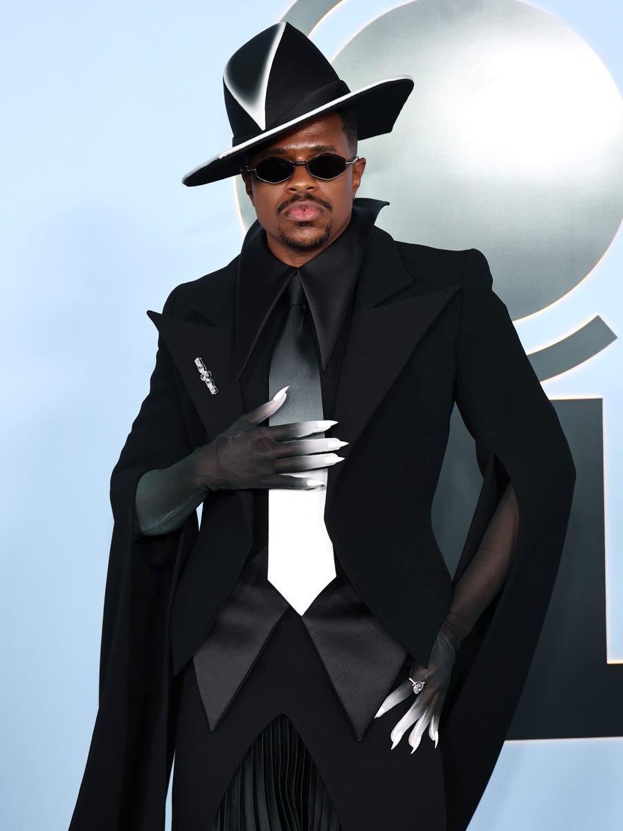 TheCut's tweet photo. Me when I get a fresh set. 💅 Jeremy Pope, co-producer of the Broadway revival, ‘CATS: The Jellicle Ball,’ arrives at the 2026 #TonyAwards in a very ~ Dracula but make it black-tie ~ look. Keep up with all the best, worst, and weirdest fashion of the night: https://t.co/jS5TzrzZIO