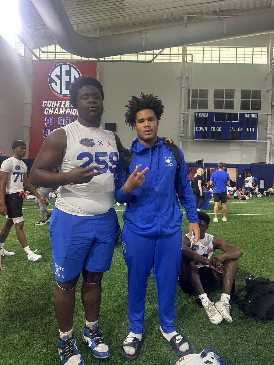 kwaddy81's tweet photo. Brothers on and off the field. Praying that God cover your journey. Keep grinding! Great work today.  @JesuitTigers_FB @AdrianMorrow99 https://t.co/PFl0Nd0DZZ