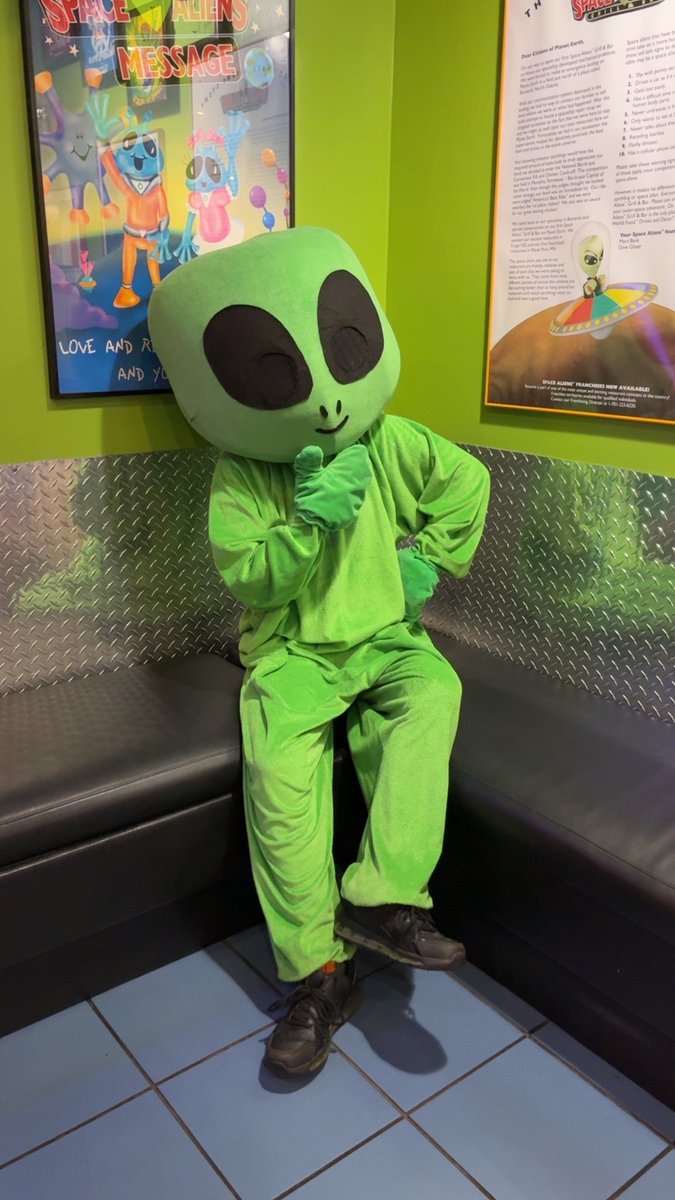 SpaceAliensMN's tweet photo. Roswell is waiting for you in the lobby! 👋🪐

Skip the cooking tonight and come crash our planet for great food, drinks, and galactic fun. 🛸 https://t.co/4TyhqKelrC