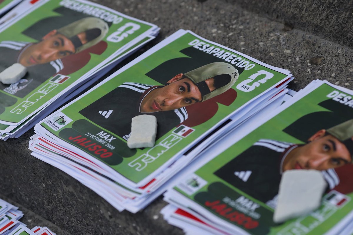 _ReporteMorelos's tweet photo. #Nacional | 🛑⚽ Familiares de desaparecidos crean “álbum mundialista” para visibilizar la crisis en México

Familiares de personas desaparecidas en  elaboraron fichas de búsqueda con un diseño similar al de las estampas de los álbumes del Mundial 2026, con el objetivo de visibilizar la problemática de las desapariciones en el país.

📍 Las tarjetas fueron colocadas en distintos puntos de , incluyendo las inmediaciones del FIFA Fan Festival y otras zonas turísticas, para llamar la atención de visitantes nacionales y extranjeros que acudirán a una de las sedes mundialistas.

🗣️ Héctor Flores, integrante de la organización , explicó que la iniciativa busca recordar a quienes siguen siendo buscados sin afectar el ambiente deportivo. “No está mal festejar, lo que está mal es dejar de nombrar a quien hace falta y dejar de buscar”, expresó.

⚠️ La acción busca mantener visible la exigencia de búsqueda y justicia para miles de familias que continúan sin conocer el paradero de sus seres queridos.

📷 Fotos EFE