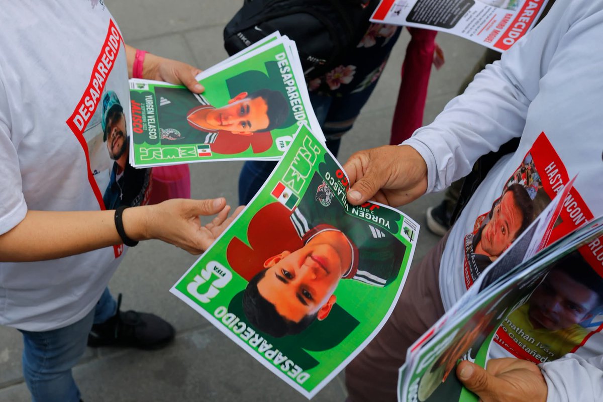 _ReporteMorelos's tweet photo. #Nacional | 🛑⚽ Familiares de desaparecidos crean “álbum mundialista” para visibilizar la crisis en México

Familiares de personas desaparecidas en  elaboraron fichas de búsqueda con un diseño similar al de las estampas de los álbumes del Mundial 2026, con el objetivo de visibilizar la problemática de las desapariciones en el país.

📍 Las tarjetas fueron colocadas en distintos puntos de , incluyendo las inmediaciones del FIFA Fan Festival y otras zonas turísticas, para llamar la atención de visitantes nacionales y extranjeros que acudirán a una de las sedes mundialistas.

🗣️ Héctor Flores, integrante de la organización , explicó que la iniciativa busca recordar a quienes siguen siendo buscados sin afectar el ambiente deportivo. “No está mal festejar, lo que está mal es dejar de nombrar a quien hace falta y dejar de buscar”, expresó.

⚠️ La acción busca mantener visible la exigencia de búsqueda y justicia para miles de familias que continúan sin conocer el paradero de sus seres queridos.

📷 Fotos EFE