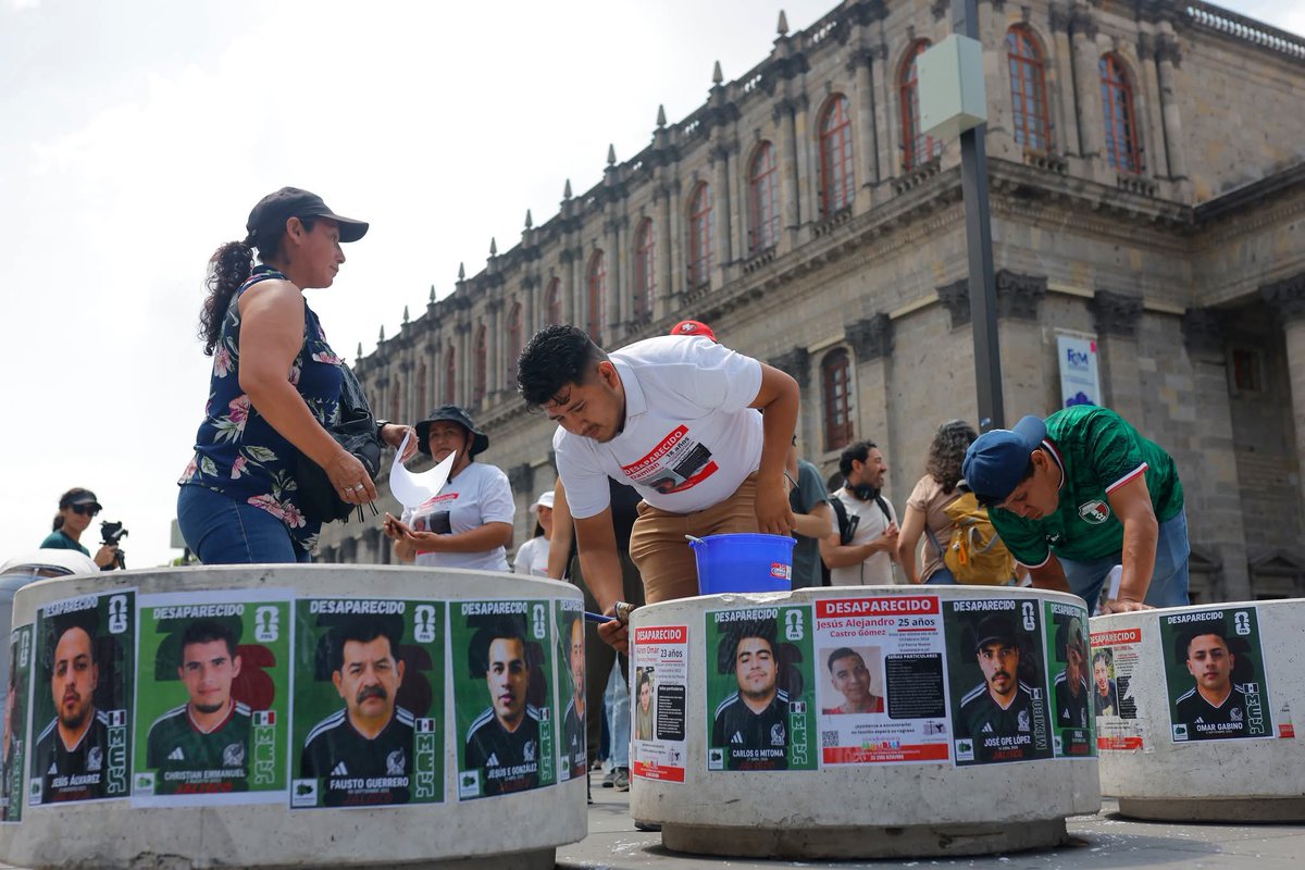_ReporteMorelos's tweet photo. #Nacional | 🛑⚽ Familiares de desaparecidos crean “álbum mundialista” para visibilizar la crisis en México

Familiares de personas desaparecidas en  elaboraron fichas de búsqueda con un diseño similar al de las estampas de los álbumes del Mundial 2026, con el objetivo de visibilizar la problemática de las desapariciones en el país.

📍 Las tarjetas fueron colocadas en distintos puntos de , incluyendo las inmediaciones del FIFA Fan Festival y otras zonas turísticas, para llamar la atención de visitantes nacionales y extranjeros que acudirán a una de las sedes mundialistas.

🗣️ Héctor Flores, integrante de la organización , explicó que la iniciativa busca recordar a quienes siguen siendo buscados sin afectar el ambiente deportivo. “No está mal festejar, lo que está mal es dejar de nombrar a quien hace falta y dejar de buscar”, expresó.

⚠️ La acción busca mantener visible la exigencia de búsqueda y justicia para miles de familias que continúan sin conocer el paradero de sus seres queridos.

📷 Fotos EFE