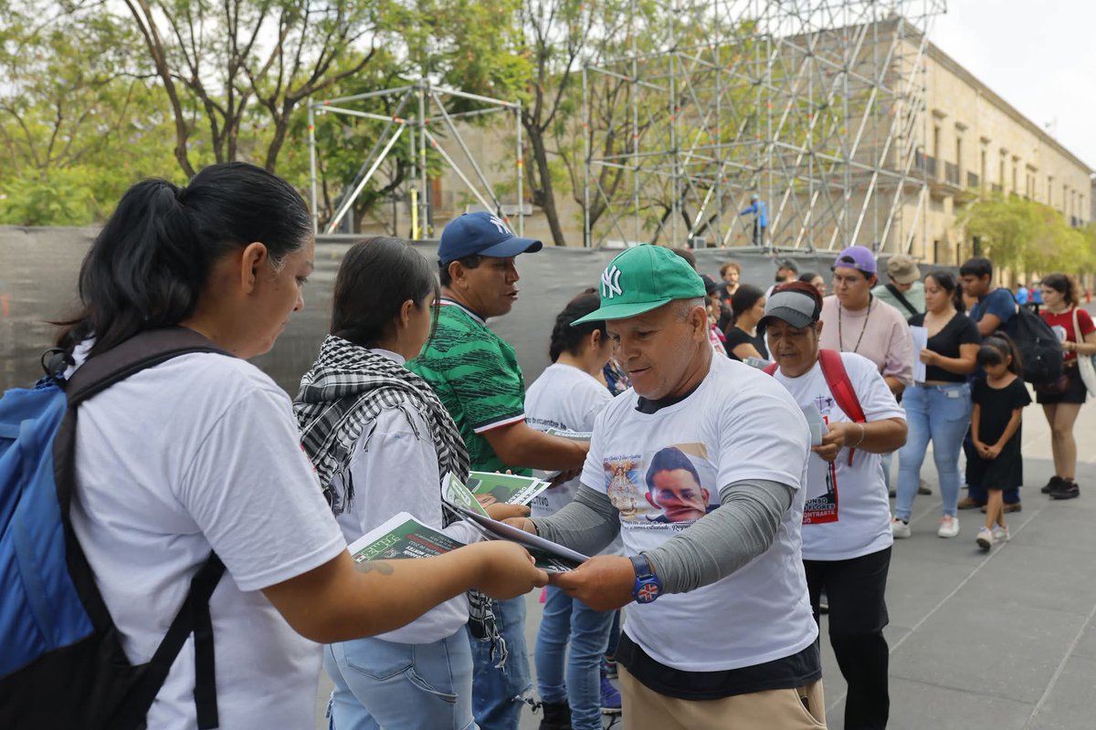_ReporteMorelos's tweet photo. #Nacional | 🛑⚽ Familiares de desaparecidos crean “álbum mundialista” para visibilizar la crisis en México

Familiares de personas desaparecidas en  elaboraron fichas de búsqueda con un diseño similar al de las estampas de los álbumes del Mundial 2026, con el objetivo de visibilizar la problemática de las desapariciones en el país.

📍 Las tarjetas fueron colocadas en distintos puntos de , incluyendo las inmediaciones del FIFA Fan Festival y otras zonas turísticas, para llamar la atención de visitantes nacionales y extranjeros que acudirán a una de las sedes mundialistas.

🗣️ Héctor Flores, integrante de la organización , explicó que la iniciativa busca recordar a quienes siguen siendo buscados sin afectar el ambiente deportivo. “No está mal festejar, lo que está mal es dejar de nombrar a quien hace falta y dejar de buscar”, expresó.

⚠️ La acción busca mantener visible la exigencia de búsqueda y justicia para miles de familias que continúan sin conocer el paradero de sus seres queridos.

📷 Fotos EFE