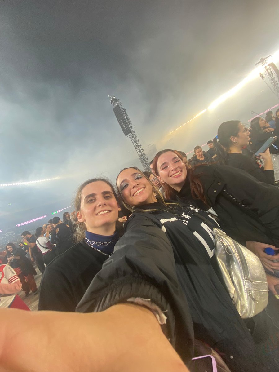 alltoolali's tweet photo. No hay momento en mi vida que @lalioficial no haya sido parte, tu arte me acompaño siempre y yo tambien queria estar acompañándote en tu primer Monumental. 85mil personas disfrutando a pleno las tres horas de show. Nunca me lo voy a olvidar #LalienRiver https://t.co/VGZ2TtLyeS