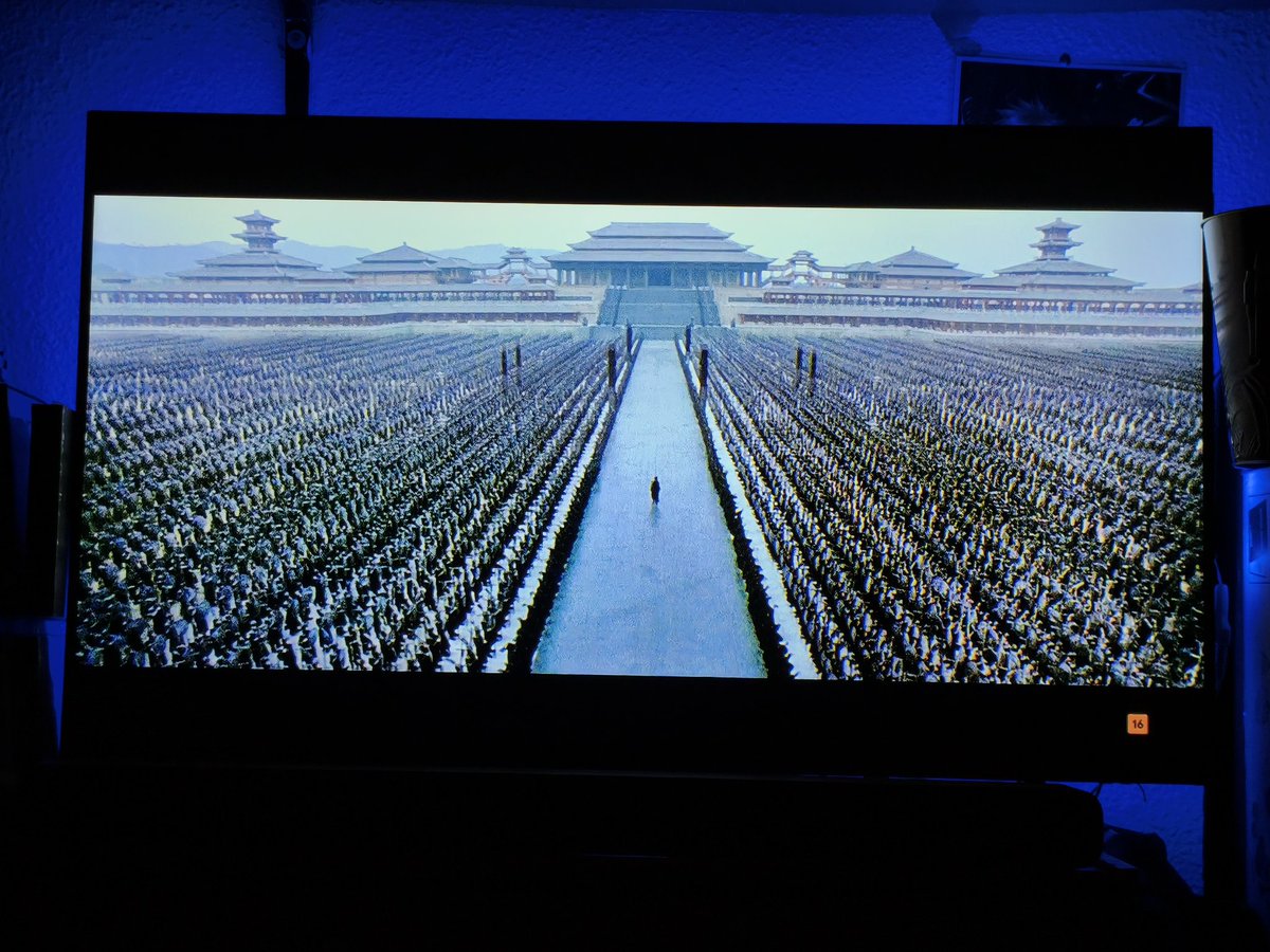JuviCinefilo's tweet photo. MENUDA ABSOLUTA BARBARIDAD DE PELÍCULA ACABO DE VER.
NO TENGO PALABRAS. 🤯😱

Está basada en hechos reales pero tiene toques muy de fantasía o (surrealistas) en el estilo de lucha y coreografías y combate.
Me he quedado totalmente en shock con la película, la estaba viendo y me estaba dejando APABULLADO.

Hablaré de la película y pondré mi opinión, me ha enamorado y, fijaos lo que voy a decir, la podría poner entre mis favoritas (top 20).

Además de tener secuencias de acción coreográficas absolutamente magistrales (de las mejores que he visto), sabe hacer un mensaje profundísimo, la analogía que hace sobre la guerra, el deseo de la venganza, el rencor y, el amor, el efecto mariposa que puede desencadenar una simple acción.
La banda sonora, es una Santísima barbaridad de proporciones HISTÓRICAS.
Me ha dejado enamorado la película. ♥️

Pondré mi opinión de la película, de momento, solo diré que mi nota es:
10/10 🧐 
⭐⭐⭐⭐⭐

La película es:
Hero de Zhang Yimou (2002).