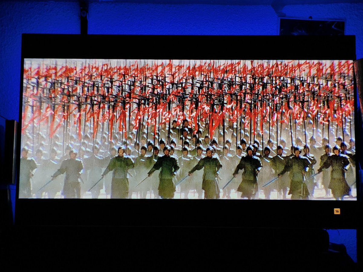 JuviCinefilo's tweet photo. MENUDA ABSOLUTA BARBARIDAD DE PELÍCULA ACABO DE VER.
NO TENGO PALABRAS. 🤯😱

Está basada en hechos reales pero tiene toques muy de fantasía o (surrealistas) en el estilo de lucha y coreografías y combate.
Me he quedado totalmente en shock con la película, la estaba viendo y me estaba dejando APABULLADO.

Hablaré de la película y pondré mi opinión, me ha enamorado y, fijaos lo que voy a decir, la podría poner entre mis favoritas (top 20).

Además de tener secuencias de acción coreográficas absolutamente magistrales (de las mejores que he visto), sabe hacer un mensaje profundísimo, la analogía que hace sobre la guerra, el deseo de la venganza, el rencor y, el amor, el efecto mariposa que puede desencadenar una simple acción.
La banda sonora, es una Santísima barbaridad de proporciones HISTÓRICAS.
Me ha dejado enamorado la película. ♥️

Pondré mi opinión de la película, de momento, solo diré que mi nota es:
10/10 🧐 
⭐⭐⭐⭐⭐

La película es:
Hero de Zhang Yimou (2002).