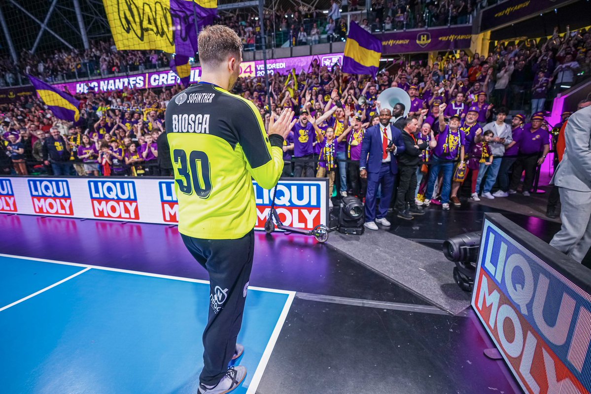 nachobiosca's tweet photo. Es el momento de decir adiós a este club con la mejor afición, a esta ciudad y sobretodo a todos los compañeros que he tenido durante estos años. Me llevo momentos inolvidables, victorias, derrotas y, sobre todo, personas que han hecho este camino especial.
❤️🤾‍♂️ MERCI NANTES https://t.co/sanSh0d7zN