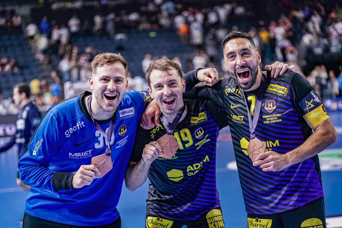 nachobiosca's tweet photo. Es el momento de decir adiós a este club con la mejor afición, a esta ciudad y sobretodo a todos los compañeros que he tenido durante estos años. Me llevo momentos inolvidables, victorias, derrotas y, sobre todo, personas que han hecho este camino especial.
❤️🤾‍♂️ MERCI NANTES https://t.co/sanSh0d7zN