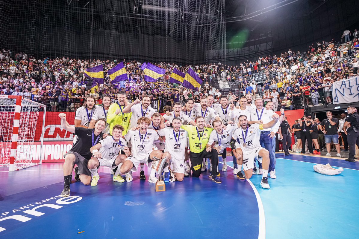 nachobiosca's tweet photo. Es el momento de decir adiós a este club con la mejor afición, a esta ciudad y sobretodo a todos los compañeros que he tenido durante estos años. Me llevo momentos inolvidables, victorias, derrotas y, sobre todo, personas que han hecho este camino especial.
❤️🤾‍♂️ MERCI NANTES https://t.co/sanSh0d7zN
