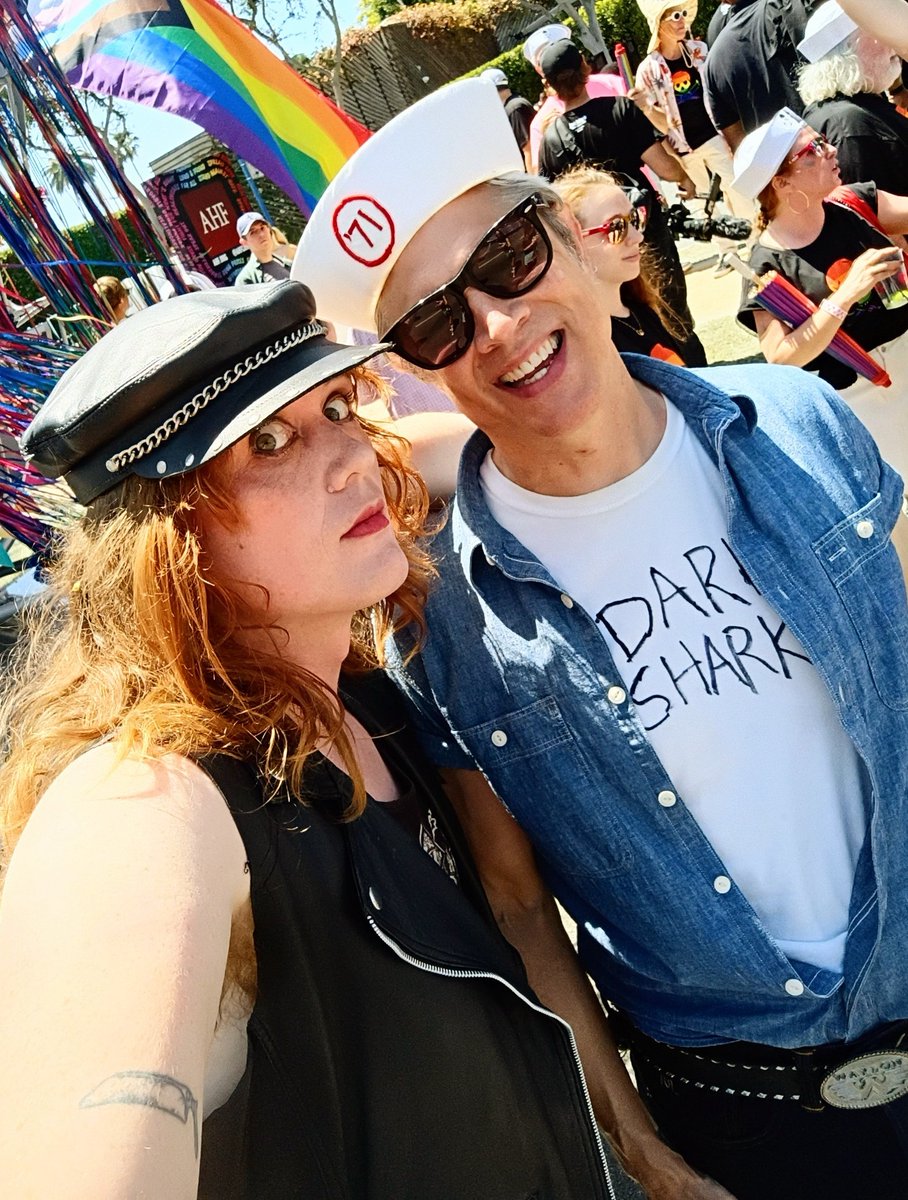 ashstabbath's tweet photo. Hi I'm Ash Stabbath and this is running six blocks in the heat while wearing leather and cowgirl boots so I can take a selfie with Johnny Knoxville https://t.co/Tlk9LGd7Ij