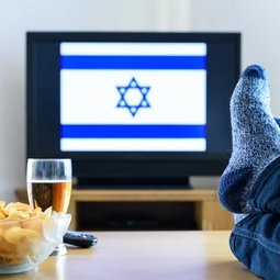 Arabic_hodl's tweet photo. 🚨❗شركة إسرائيلية حوّلت مئات الملايين من التلفزيونات الذكية إلى بنية تحتية لجمع البيانات لصالح الذكاء الاصطناعي

وغالباً تلفزيونك منها

الشركة اسمها Bright Data، وتدير أكبر شبكة خوادم بروكسي في العالم - (Web Proxy)
(البروكسي هو أداة تعمل كوسيط بين جهازك والإنترنت. عندما تزور موقعاً عبر البروكسي، فإنه يقوم بجلب الصفحة نيابة عنك، مما يخفي عنوان IP الخاص بك، ويتيح لك تجاوز القيود الجغرافية والتصفح بخصوصية)

الآلية:
حزمة برمجيات SDK تعمل في تطبيقات نظامي التشغيل Tizen وwebOS الخاصة بأجهزة Samsung وLG
الحزمة تحوّل أجهزة التلفاز إلى بوابات تمرّر حركة إنترنت لصالح عمليات جمع البيانات لتغذية الذكاء الاصطناعي
وبذلك ترى المواقع المستهدفة عنوان منزلك بدلاً من عنوان مركز بيانات، وتظن انه الطلب جاء من مستخدم عادي
طبعاً يتم كل هذا على حساب مواردك واتصالك أنت، وبحجم بيانات قد يصل إلى 200 غيغابايت شهرياً
والحزمة تعتبر تلفزيونك «متاحاً» لتمرير حركة البيانات في كل الأوقات وبغض النظر إن كنت تشاهد التلفاز أو لا

شركات Roku وFire TV وGoogle TV حظروا الممارسة، على عكس Samsung وLG

وبحسب التقرير، إعدادات Bright Data توزّع المستخدمين على فئات بحسب الدولة. مثلاً الأجهزة في أوزبكستان وعُمان🇴🇲 مسموح لها بتمرير البيانات بسقوف تصل إلى 60 ضعف الحد الافتراضي العالمي.

تقنياً الأمر ليس اختراق، لكن يظهر للمستخدمين ضمن التحديثات المعتادة، ويوافقون عليه دون الانتباه.