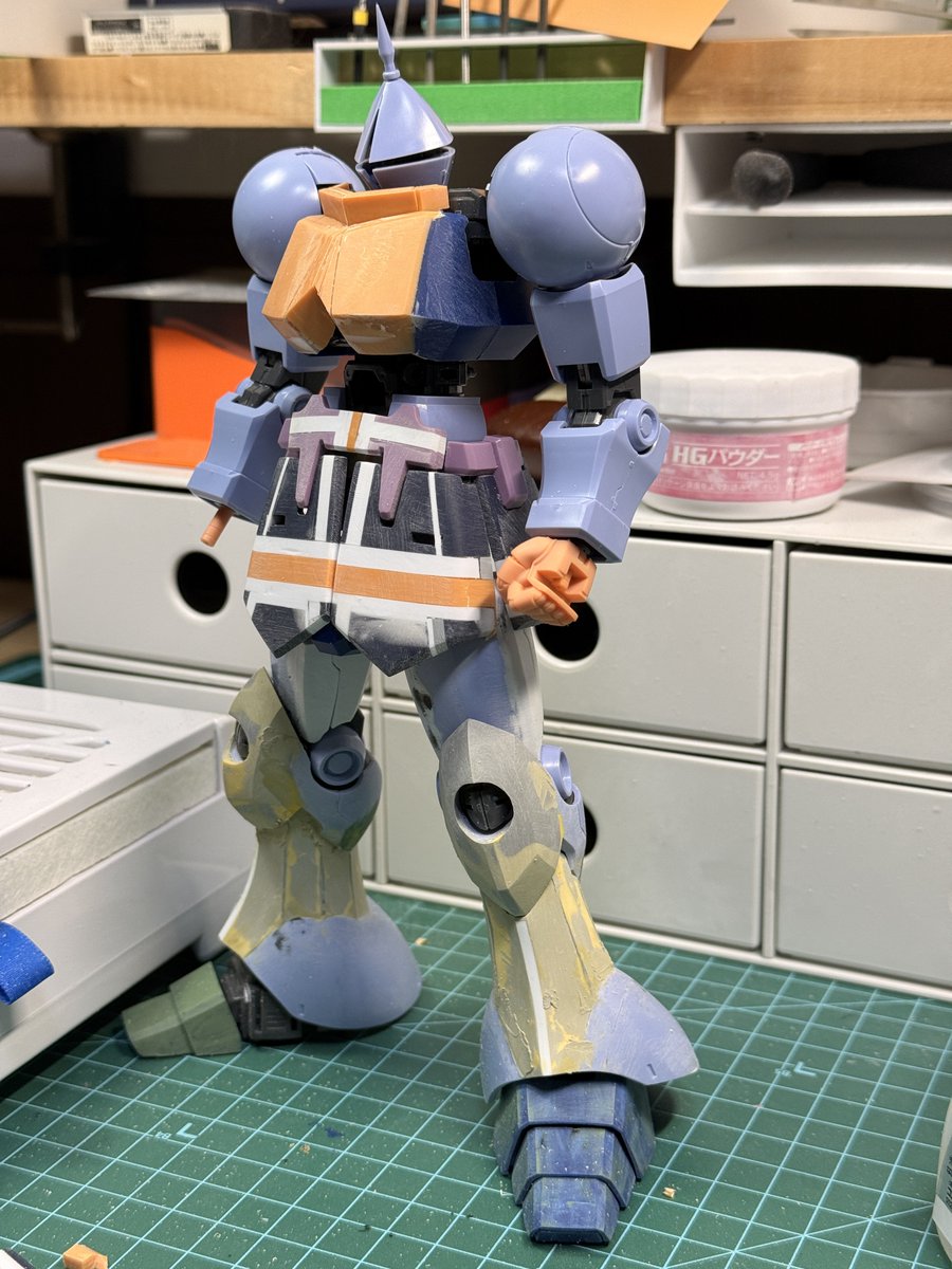 Seizanshou2nd's tweet photo. 詰襟部分をフェイス側に角度を付けて作りたかったのですが...
何回やっても胴体側に隙間が大きく出来るので諦めて、とりまザックリ作って削って行こうと思いますが
そうすると厚みがチグハグになるんですよね(´-ω-`)
う〜ん、兎に角寝ようzzz
#AJギャンR7 https://t.co/AlrdfaA2T5