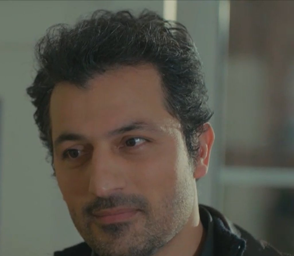 Yeppaya's tweet photo. "Scusarmi è quello che so fare meglio, so scusarmi così bene che mi perdoneresti anche se non ho fatto niente"
Arif non ha ascoltato una parola, perché era troppo impegnato a imbambolarsi guardando la sua mano che spostava la ciocca di capelli dietro l'orecchio
#laforzadiunadonna https://t.co/UDnxp35muR