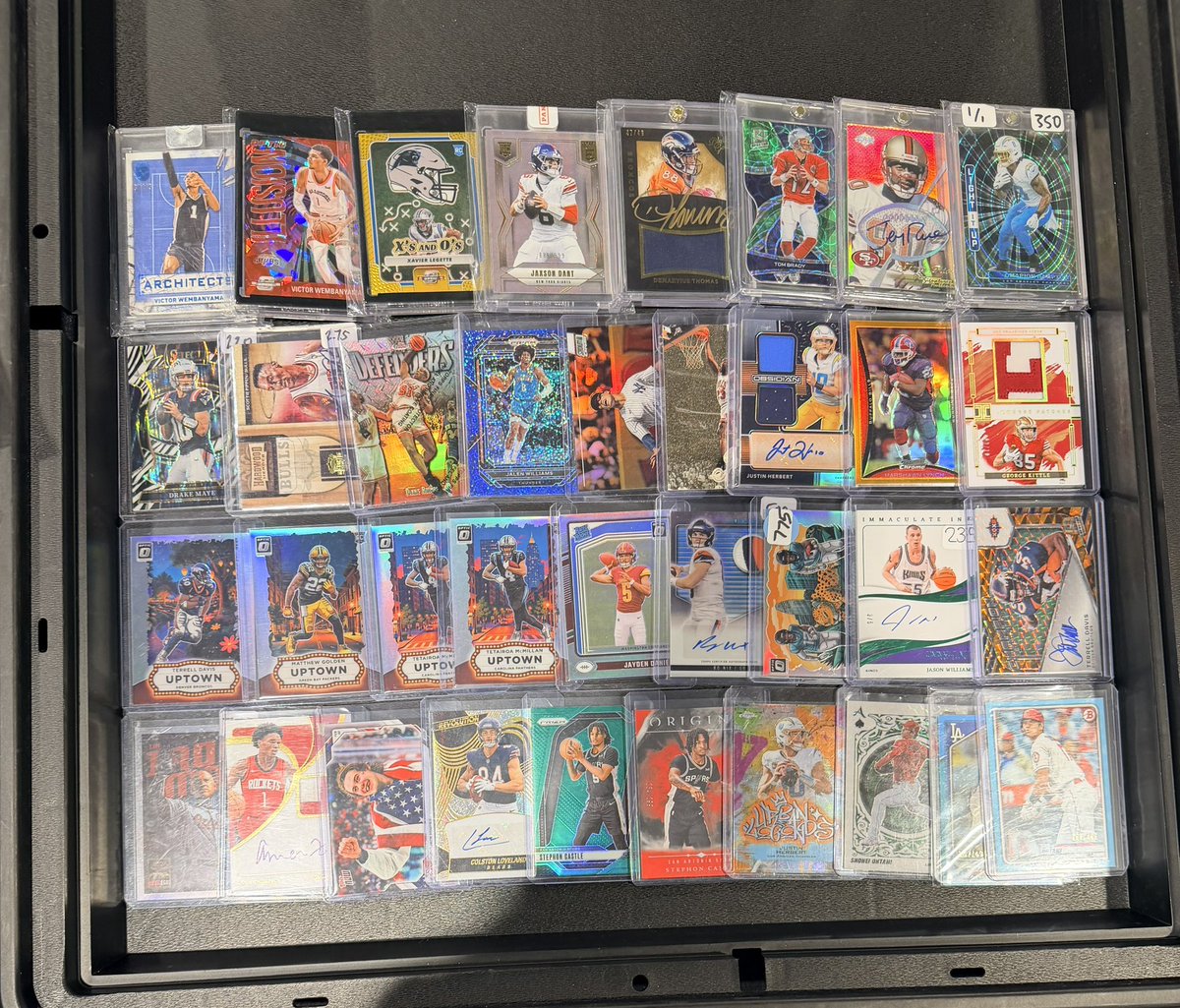 KP_Collects's tweet photo. Now this was my best ever weekend buying and selling 💪

We keep continuing to grow week by week, market it booming, cards are up 📈, and new relationships are made every show!!

So thankful that I can do this and enjoy it so greatly. 

Was also very nice to meet Tyler (@KingsCardsLive) as well!! Did get a solid deal done as well on some nice cards.