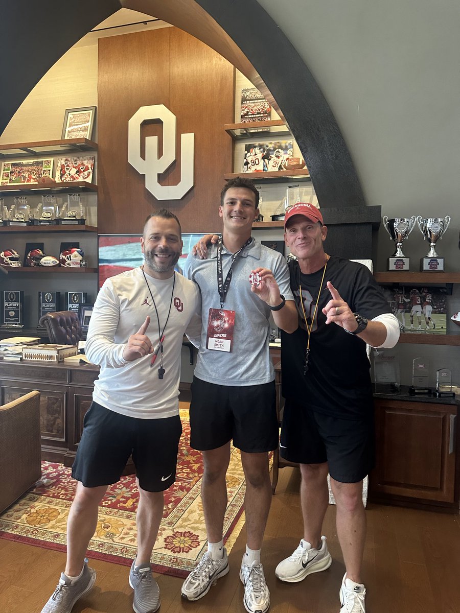 NOAH_SMITH011's tweet photo. After a fantastic conversation with @CoachVenables Blessed to receive and accept an offer from @UofOklahoma 
Thank you to my family, coaches, teammates, and everyone who has supported me through this journey. 
QB | Class of 2027
Let the work begin!!!!

#BoomerSooner #Committed #QB2027 @OU_Football @OU_Athletics @BVFootballCamps @CoachVenables @arbuckle_ben @BlaiseBentsen @Coach_Kuz @CoachEmmett @OU_CoachB @JimNagyOU @GoLawton @lowill99 @CoachGeorge5 @QBimpact @PrepRedzoneOK @6starfootballOK