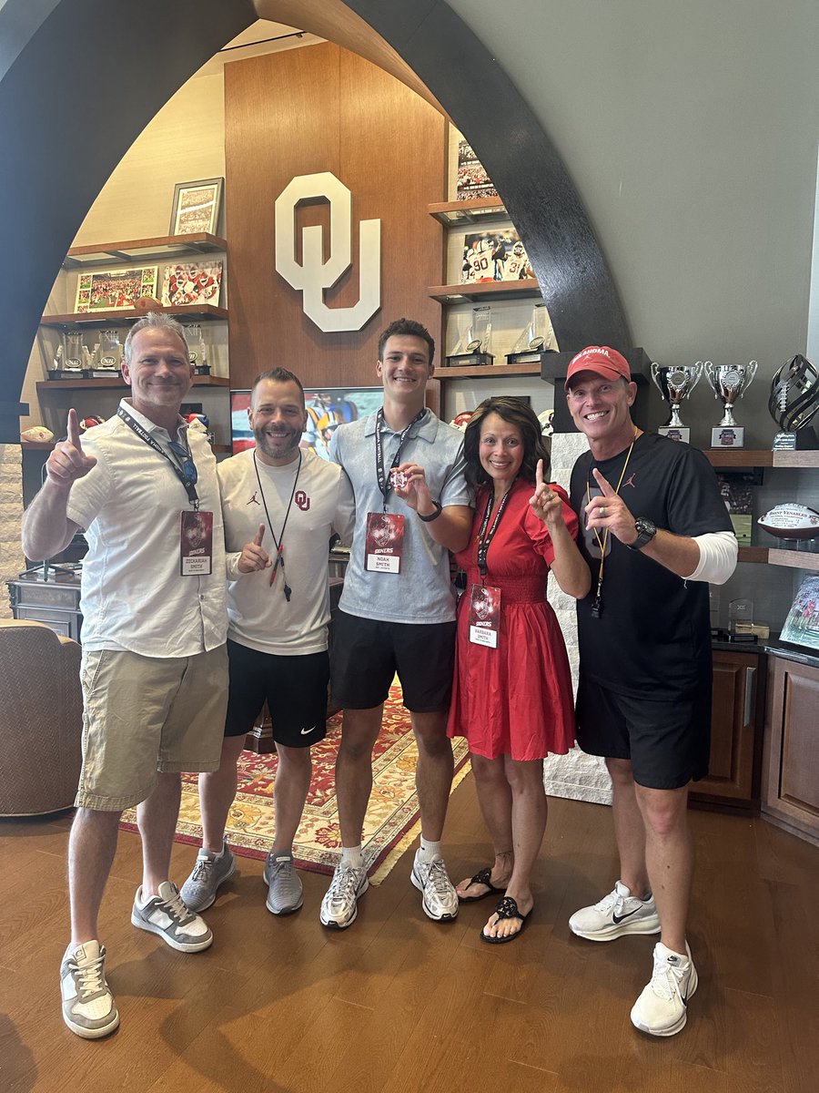 NOAH_SMITH011's tweet photo. After a fantastic conversation with @CoachVenables Blessed to receive and accept an offer from @UofOklahoma 
Thank you to my family, coaches, teammates, and everyone who has supported me through this journey. 
QB | Class of 2027
Let the work begin!!!!

#BoomerSooner #Committed #QB2027 @OU_Football @OU_Athletics @BVFootballCamps @CoachVenables @arbuckle_ben @BlaiseBentsen @Coach_Kuz @CoachEmmett @OU_CoachB @JimNagyOU @GoLawton @lowill99 @CoachGeorge5 @QBimpact @PrepRedzoneOK @6starfootballOK