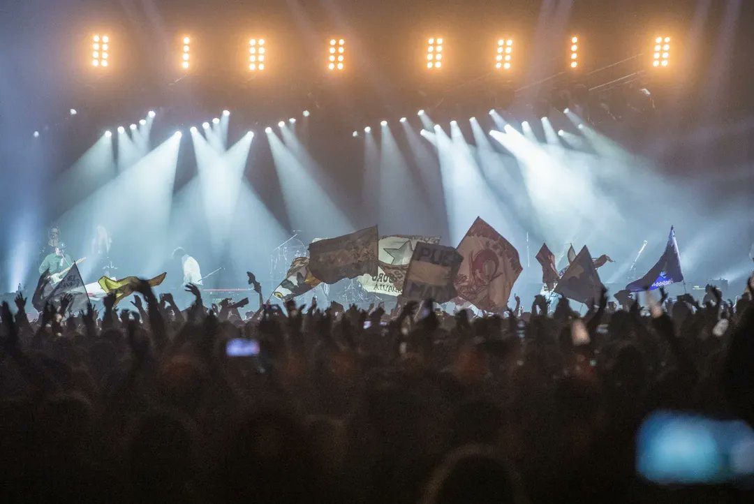 luquejuanpablo's tweet photo. Anoche, Comodoro Rivadavia fue epicentro de un evento cultural y emocional histórico.

Los Fundamentalistas del Aire Acondicionado subieron al escenario del Predio Ferial para homenajear al “Indio” Solari, un día después de su partida y con el alma rota. 

Lo que sucedió en este escenario de la Patagonia resonó en los corazones de todo un país. 

Mis respetos y admiración a la banda y la organización por la noche mágica y para siempre que hicieron posible.

📸: @martinlevicoy