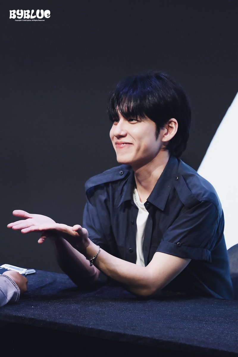 byblue_archive's tweet photo. 260607 원필 팬싸

#원필 #wonpil #데이식스 #day6 https://t.co/TeENnHNwbq