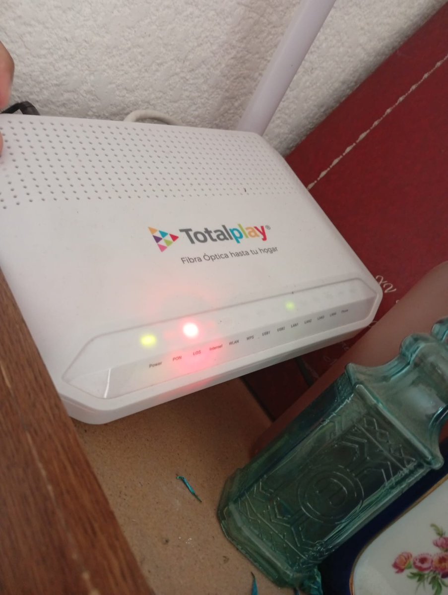 jerryvf's tweet photo. @totalplaymx ¿qué onda con tu servicio?... llevo horas así y solo me responden que: "hay una afectación masiva en tu zona.... El equipo técnico ya está trabajando para resolverlo a la brevedad."... pero soy el único en mi calle que no tiene servicio y mi cuenta está pagada 😡 https://t.co/leWorFHNpz