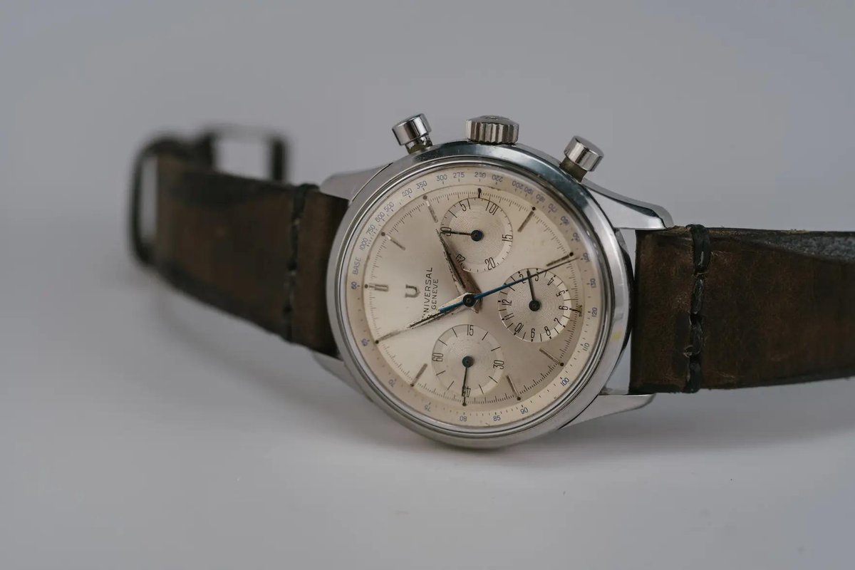 WatchPatrolRF's tweet photo. ⏱️ This Compax wears big at 39mm—oversized for early '60s UG. Love the blue steel hands and that warm, darkened lume. Cal. 130 ticks inside. #UniversalGeneve #Compax #VintageChronograph #CajunTiger
🔥 $8,850 at https://t.co/dYj4eI9h31 https://t.co/mfLVyakT9Y