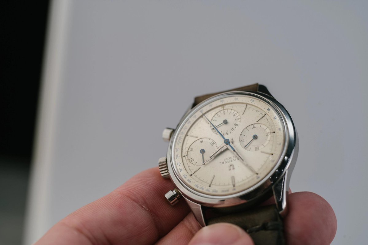 WatchPatrolRF's tweet photo. ⏱️ This Compax wears big at 39mm—oversized for early '60s UG. Love the blue steel hands and that warm, darkened lume. Cal. 130 ticks inside. #UniversalGeneve #Compax #VintageChronograph #CajunTiger
🔥 $8,850 at https://t.co/dYj4eI9h31 https://t.co/mfLVyakT9Y