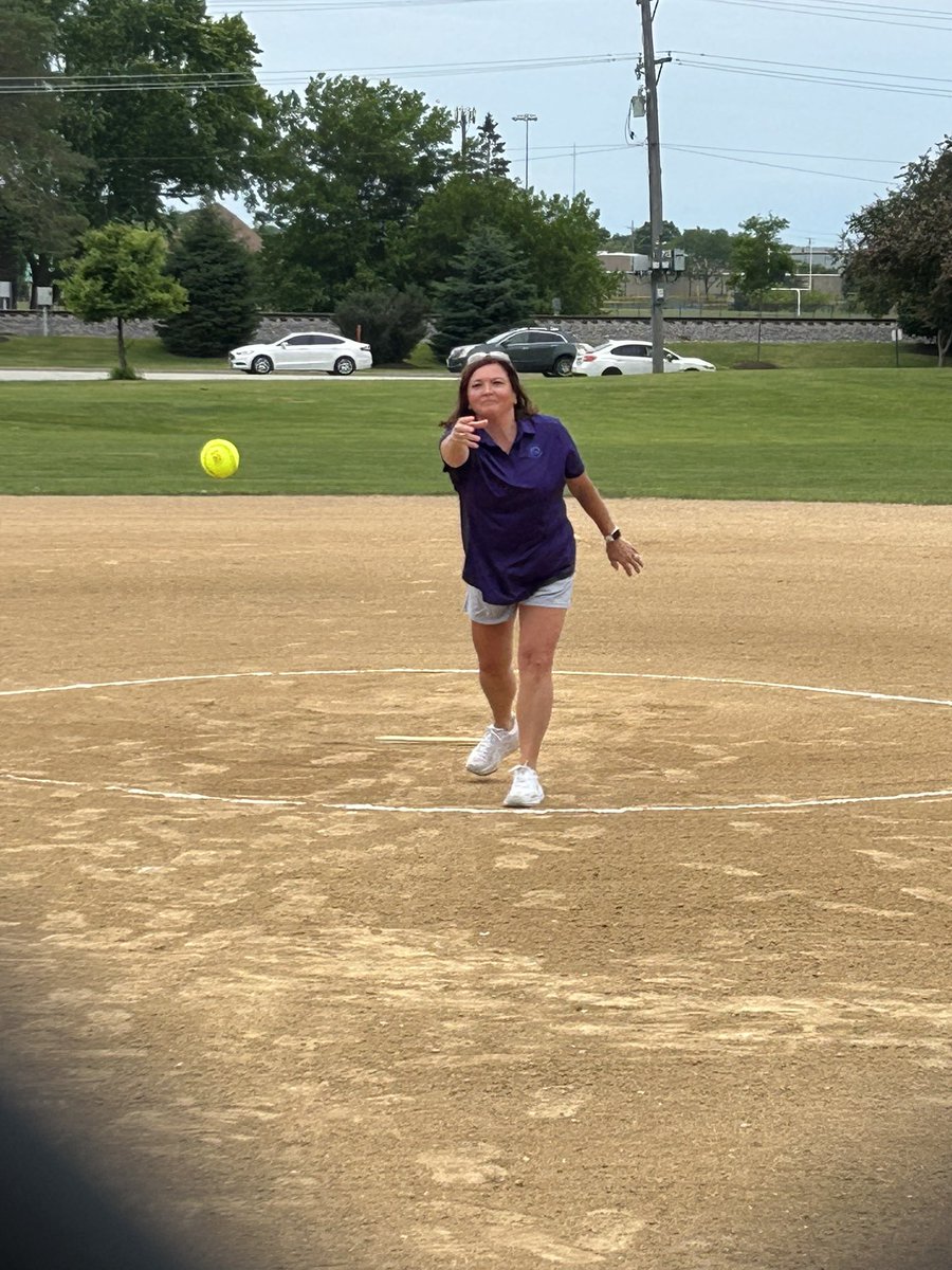 BigM0616's tweet photo. Had the honor of throwing out the first pitch to celebrate Mt. Prospect Park District's Softball/Baseball Day. Awesome to see so many young athletes playing the game. #softball #firstpitch #parks #recreation #commissioner https://t.co/uCM5b9ylza