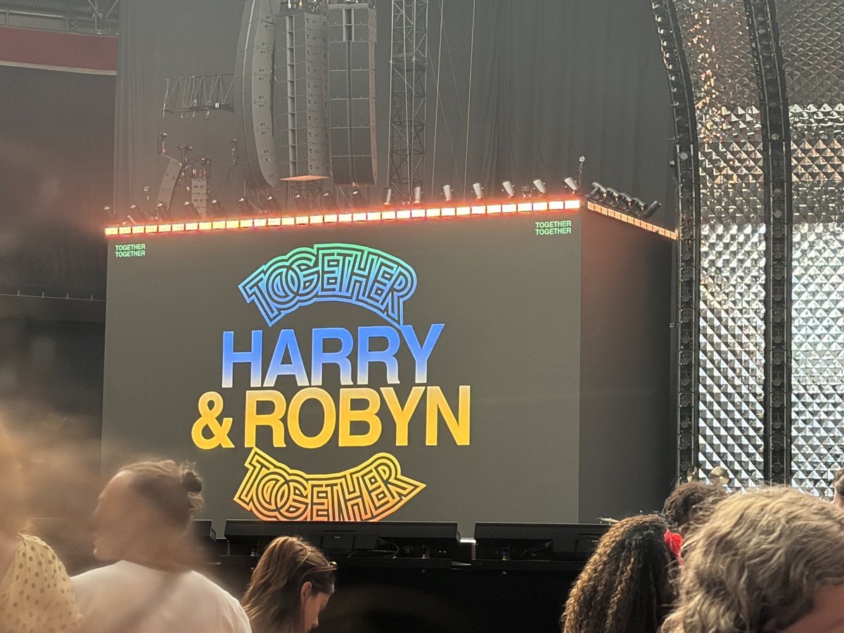BethVol6's tweet photo. No sé a que te refieres con poco bombo, but… 
1. Harry puso a Robyn a su “mismo nivel” en los carteles del concierto. 
2. EN TODOS los conciertos la menciona y le agradece por estar ahí. 

La cuestión, parece que siempre hay algo que criticar https://t.co/WBELBq2yDE