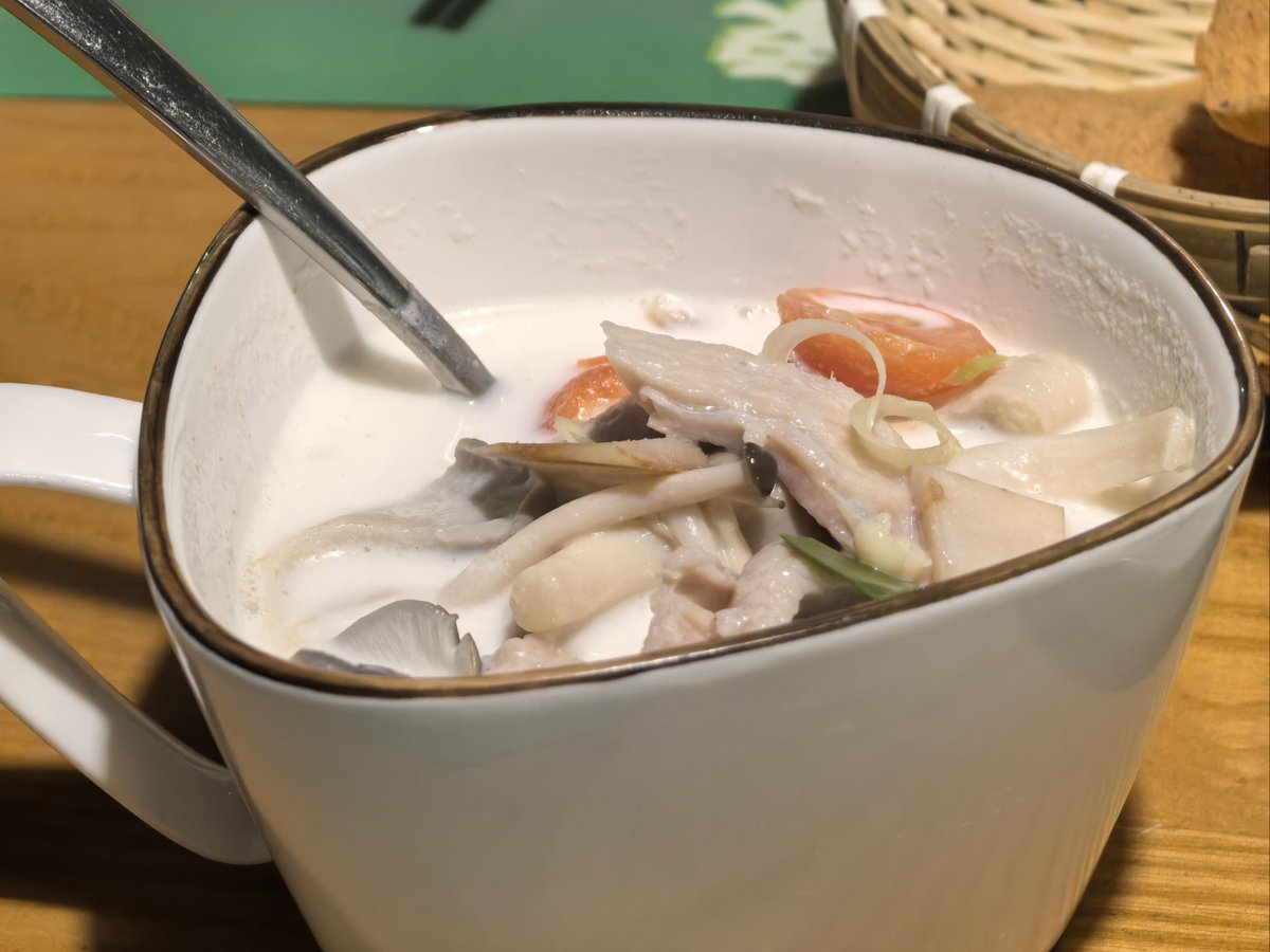BieberFevrGurls's tweet photo. [Craving bold flavors Try today’s special: Thai coconut green curry with jasmine rice—creamy, spicy, totally addictive! ]， https://t.co/SO5zwuOGtM