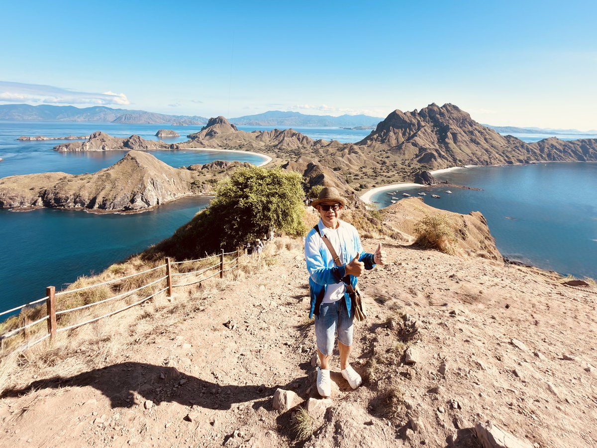 tipamart's tweet photo. The Iconic View Point @ Padar Island, East Nusa Tenggara, Indonesia 🇮🇩 เกาะปาดาร์กับวิวสามอ่าวสวยมาครับ #travelers #visitindonesian #myjourney #travellover https://t.co/FYVZ00HQsN