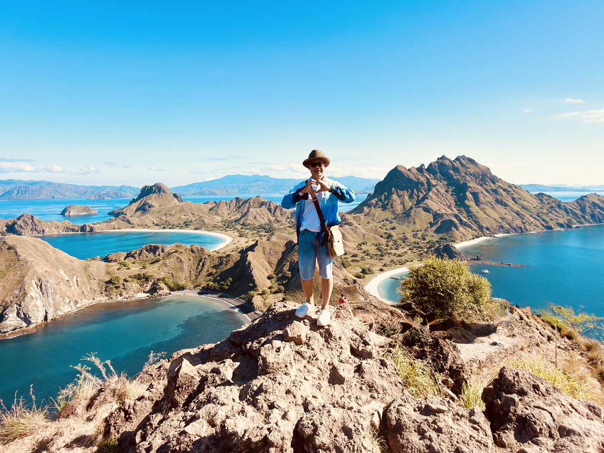 tipamart's tweet photo. The Iconic View Point @ Padar Island, East Nusa Tenggara, Indonesia 🇮🇩 เกาะปาดาร์กับวิวสามอ่าวสวยมาครับ #travelers #visitindonesian #myjourney #travellover https://t.co/FYVZ00HQsN