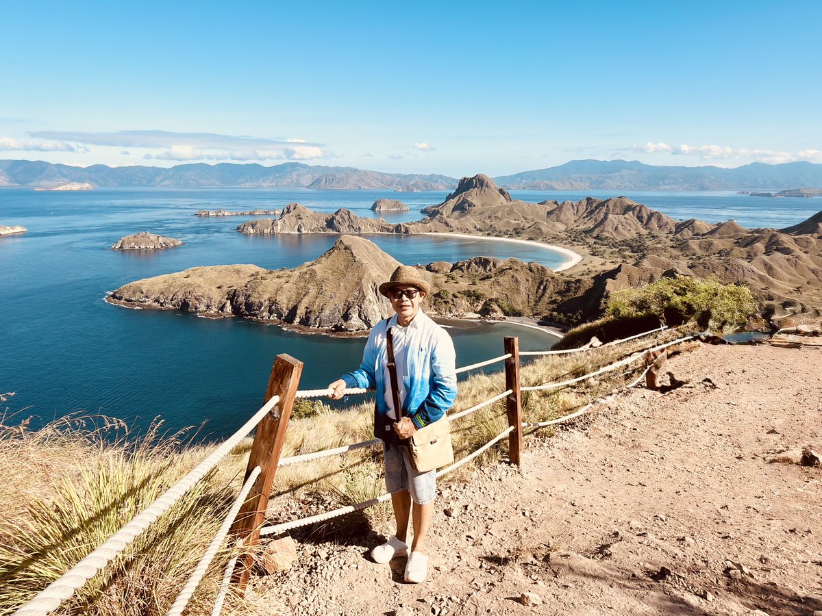 tipamart's tweet photo. The Iconic View Point @ Padar Island, East Nusa Tenggara, Indonesia 🇮🇩 เกาะปาดาร์กับวิวสามอ่าวสวยมาครับ #travelers #visitindonesian #myjourney #travellover https://t.co/FYVZ00HQsN