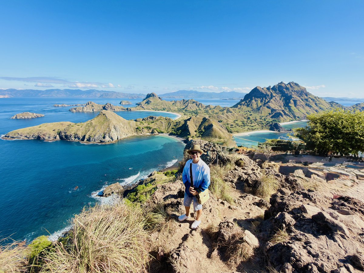 tipamart's tweet photo. The Iconic View Point @ Padar Island, East Nusa Tenggara, Indonesia 🇮🇩 เกาะปาดาร์กับวิวสามอ่าวสวยมาครับ #travelers #visitindonesian #myjourney #travellover https://t.co/FYVZ00HQsN
