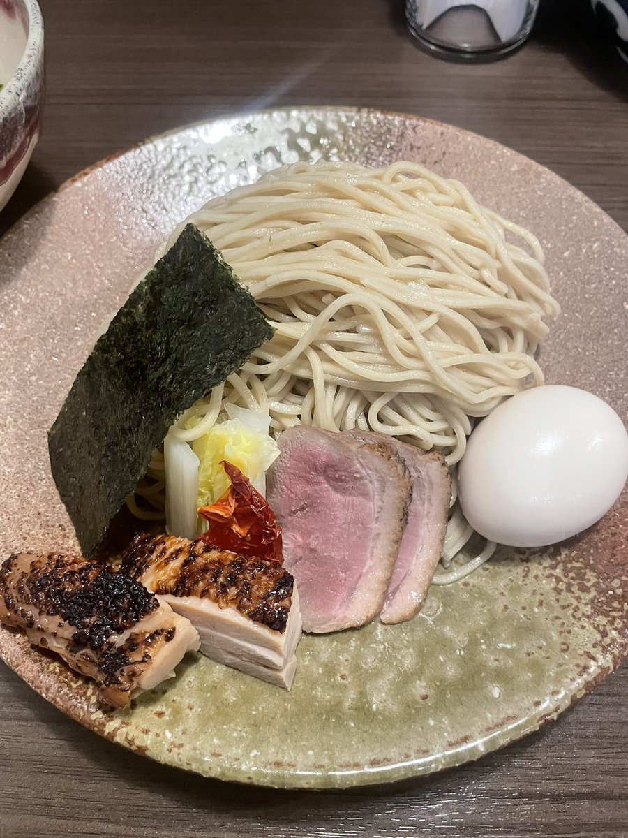 wakia101's tweet photo. ラーメンワズ٩(ˊᗜˋ*)و
麦づら@千葉市若葉区都賀
特製つけそば（塩）大盛り
おやつ時を過ぎた頃に緊急招集✨
先日行けなかったこちらに晩御飯🚗💨
キレイに解けた自家製麺😍
舌触り良し、歯応えもよし、蕎麦のような食感で激旨😍
ヤバい、めっちゃ好きな麺だ💯
つけ汁はちょっぴり洋を感じて美味🥰ᩚ https://t.co/6fItu4PQRs