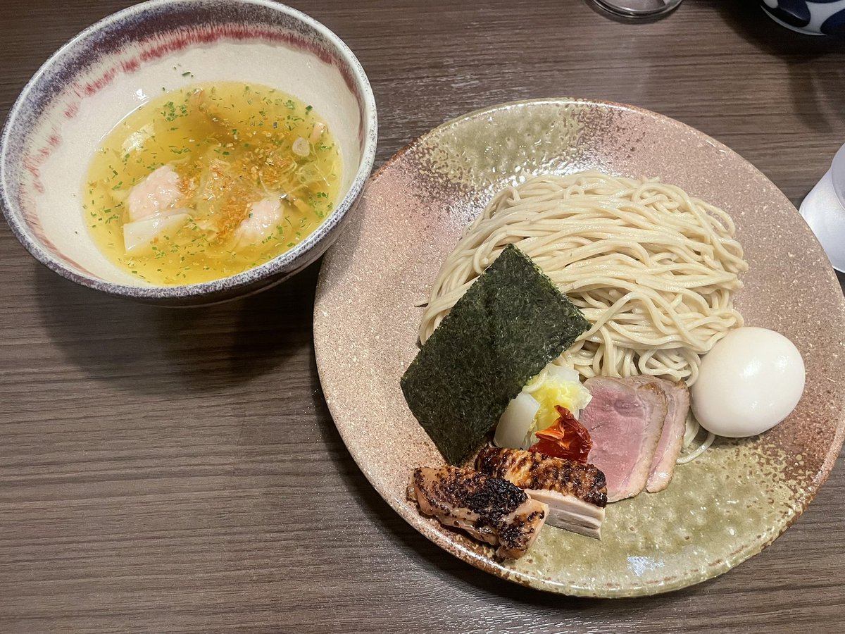 wakia101's tweet photo. ラーメンワズ٩(ˊᗜˋ*)و
麦づら@千葉市若葉区都賀
特製つけそば（塩）大盛り
おやつ時を過ぎた頃に緊急招集✨
先日行けなかったこちらに晩御飯🚗💨
キレイに解けた自家製麺😍
舌触り良し、歯応えもよし、蕎麦のような食感で激旨😍
ヤバい、めっちゃ好きな麺だ💯
つけ汁はちょっぴり洋を感じて美味🥰ᩚ https://t.co/6fItu4PQRs