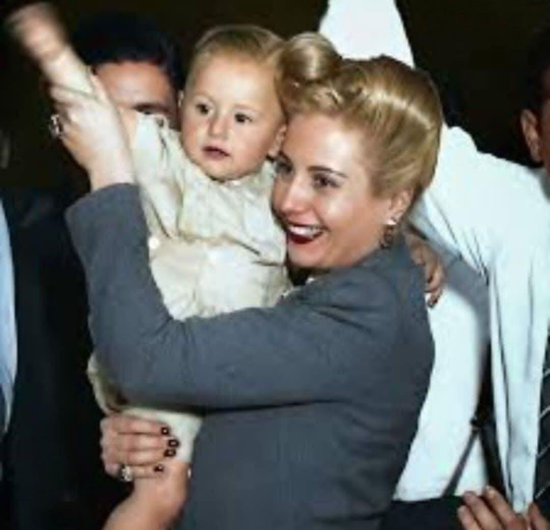 OscarACuartango's tweet photo. Marzo de 1950 EVITA en Paraná Allí vivía la flia del “INDIO” SOLARI
Su papá Jefe del Correo una autoridad local propició el cruce donde EVITA sostuvo al pequeño “INDIO”en sus brazos. Cuando el “INDIO”grabó su primer albúm (“El tesoro de los inocentes”) se lo dedicó a “EVITA... https://t.co/P1MZ0n4CbW
