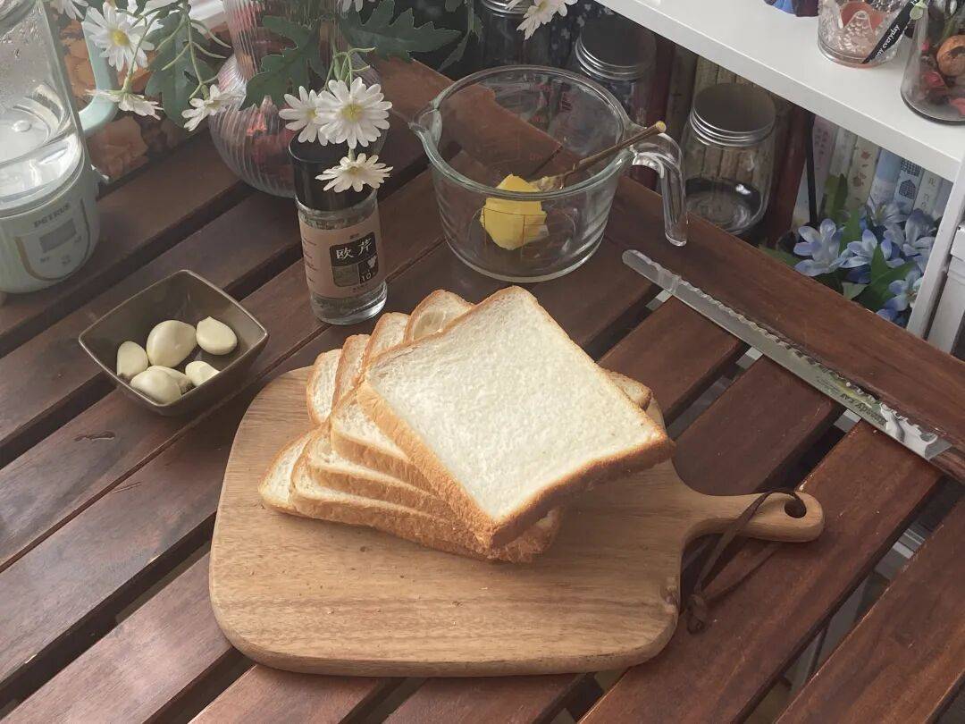 Veinari's tweet photo. Homemade garlic butter parmesan toast with a side of fresh cherry tomatoes , done in 10 mins for a cozy weekend bite! https://t.co/ksmSR9pOsw