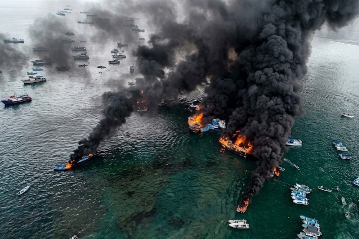 data_viva's tweet photo. Incendio destruye varias embarcaciones en puerto de Ecuador https://t.co/KsaiNeKo3E