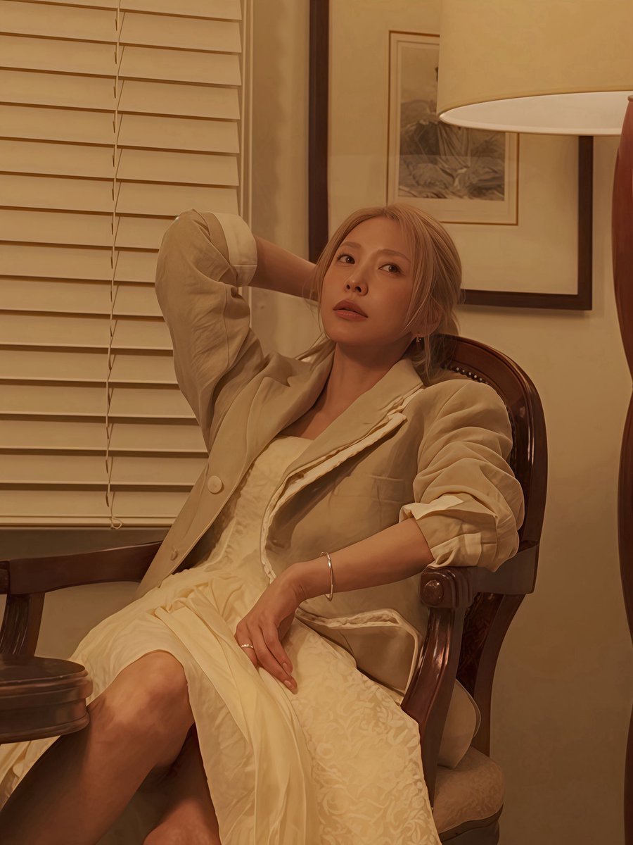 kwooonb's tweet photo. she’s always hot sitting on a chair 😭 https://t.co/QNbPG446jm