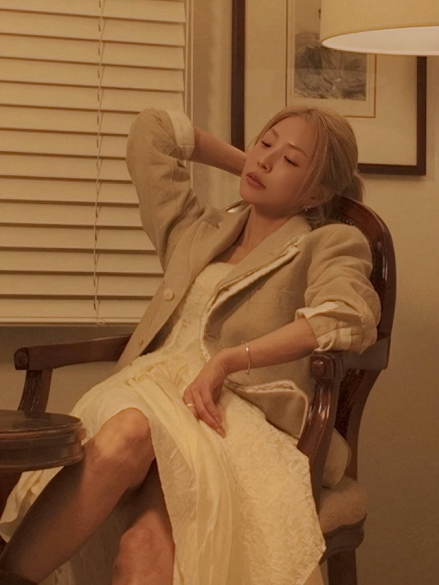 kwooonb's tweet photo. she’s always hot sitting on a chair 😭 https://t.co/QNbPG446jm
